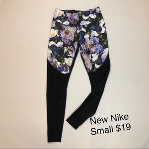 NEW NIKE LEGGINGS SIZE SMALL